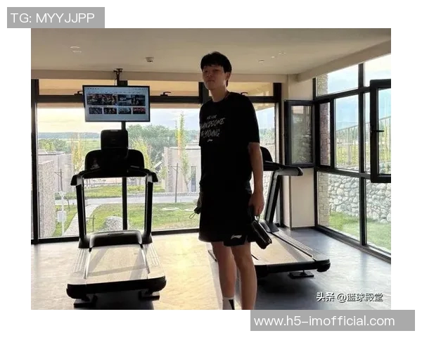 杨瀚森随队抵达多伦多加拿大网友街头偶遇成功合影留念