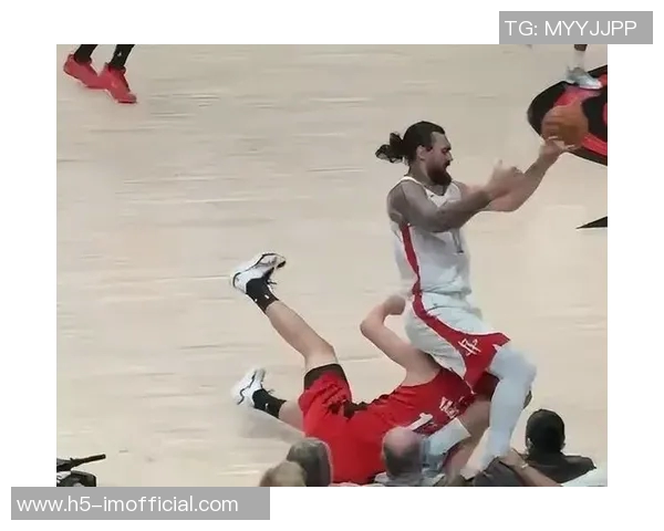 杨瀚森与亚当斯相撞后表现大幅提升成为职业生涯重要转折点