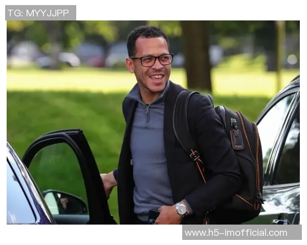 罗塞尼尔抵达伦敦即将成为切尔西新任主帅的消息引发关注