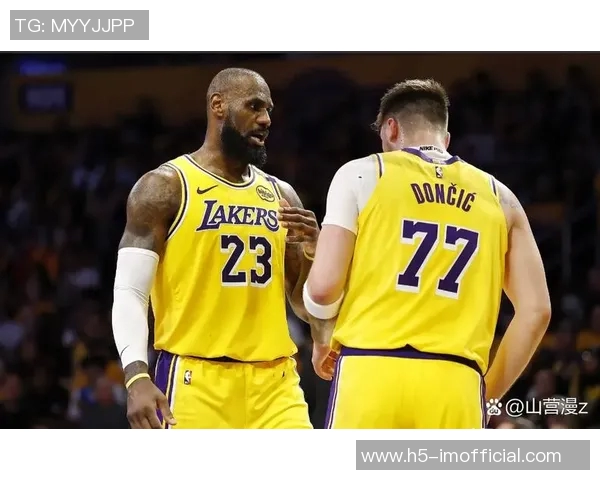 詹姆斯称赞东契奇为顶级四分卫自认外接手角色轻松自如