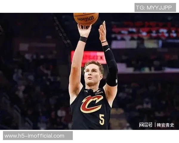 梅里尔半场表现出色三分球命中率高达60贡献10分2篮板1助攻